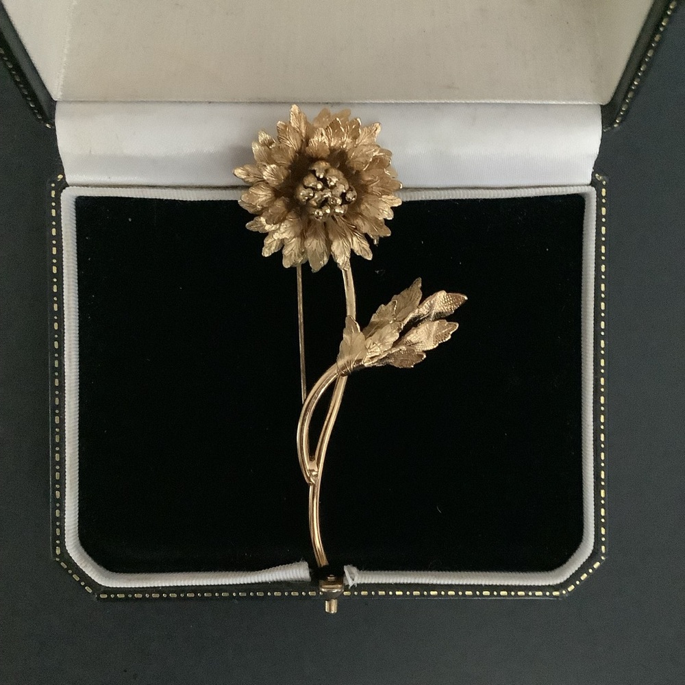Vintage signed Monet gold tone brooch. - Picture 2 of 7